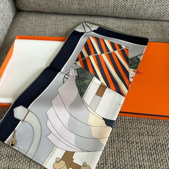 NEW HERMES Bagage a Main 100% SILK Scarf 90 w/ Receipt - Picture 5 of 16